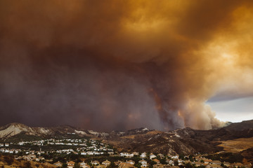 Fototapeta premium California wildfire burns above residential area 
