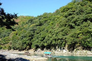 紅葉の時期で賑わう京都嵐山の桂川の風景