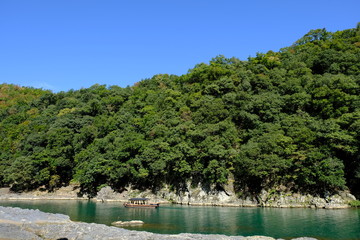 京都嵐山の桂川の舟遊びの風景