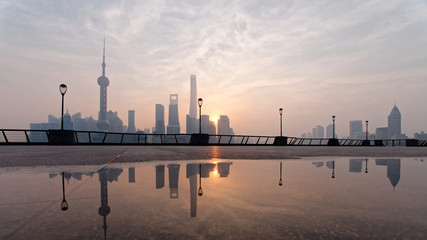 Fototapeta premium Landscape of Shanghai bund in the morning before sunrise with reflections in water. 