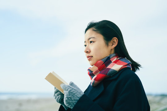 読書をする女子高校生