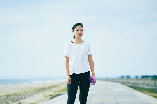 ランニングの途中休憩する女性