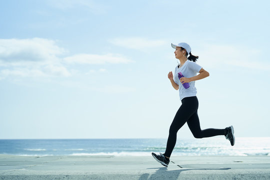 ランニングする女性