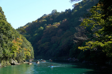 京都嵐山の桂川の舟遊びの風景