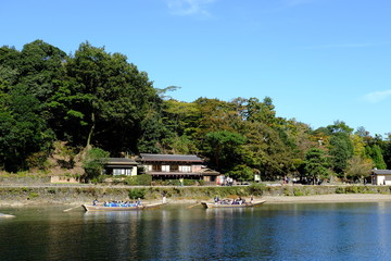 紅葉し始めた京都嵐山の桂川の風景