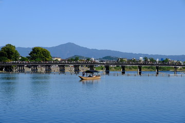 紅葉の時期で賑わう京都嵐山の渡月橋と桂川の風景