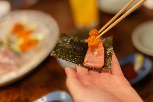 Eat seaweed and tuna sashimi together