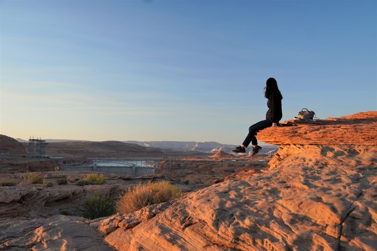 グレンキャニオンダムの夕日を見る女性