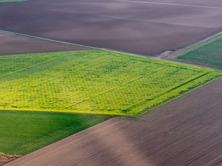 vue aérienne de champs à Montagny-en-Vexin dans l'Oise en France