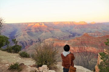 グランドキャニオンの夕暮れを見る男性