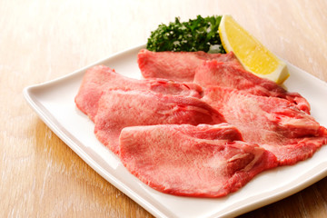 薄切り牛タン　Thin-cut Gyutan (Sliced beef tongue)