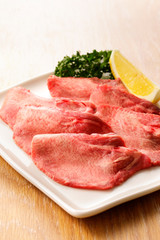 薄切り牛タン　Thin-cut Gyutan (Sliced beef tongue)