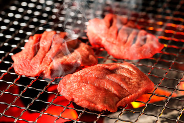 厚切り牛タン　Thick-cut Gyutan (Sliced beef tongue)