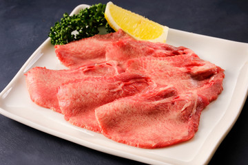 薄切り牛タン　Thin-cut Gyutan (Sliced beef tongue)