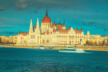Fototapeta premium Picturesque and famous Hungarian parliament with Danube river, Budapest