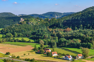Fototapeta na wymiar Typische Landschaft in der fränischen Schweiz bei Streitberg
