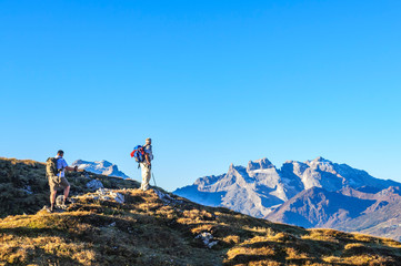Mann genießt den Ausblick in die imposante Bergwelt der Montafoner Berge
