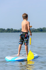 Junge unterwegs beim SUP-Ausflug auf dem Altm&uuml;hlsee
