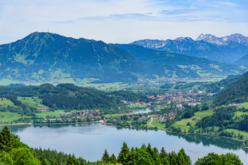 Fototapeta na wymiar Blick auf Immenstadt und den idyllisch gelegenen Alpsee im Oberallgäu
