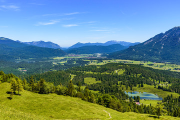 Obraz premium Ausblick ins Werdenfelserland zum idyllischen Wildensee und ins Isartal