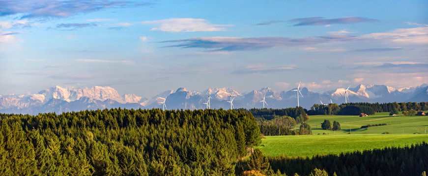 l&auml;ndliche Szenerie mit dem Windpark Wildpoldsried am abendlichen Alpenrand