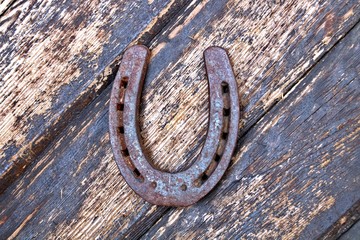 hufeisen an der holzwand