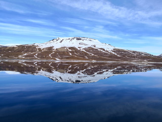 Naklejka na ściany i meble Spitzbergen eis- und schneebedeckte Berge in der Arktis am Polarmeer