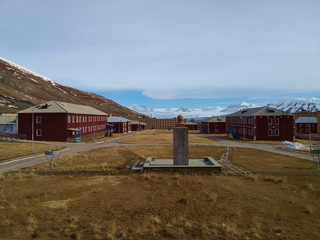 Fototapeta na wymiar Verlassene sowjetische Bergarbeiter Siedlung Pyramiden auf Spitzbergen in Norwegen