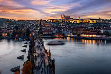 Panoramablick auf die Altstadt von Prag mit Karlsbrücke, Moldau und dem Schloss bei Sonnenuntergang