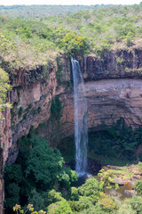 Im Nationalpark Chapada dos Guimarães stürzt ein Wasserfall eine Felswand 96 m herab