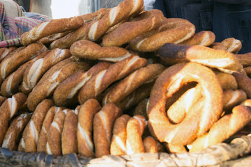 many baked bagels lie in a basket