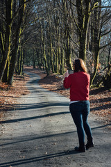 une femme photographiant une route de la forêt morvan 