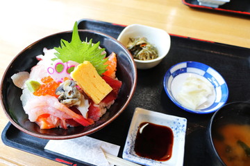 日本の海鮮丼