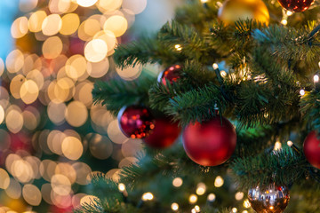 Obraz na płótnie Canvas Christbaumkugeln am Weihnachtsbaum zu Weihnachten