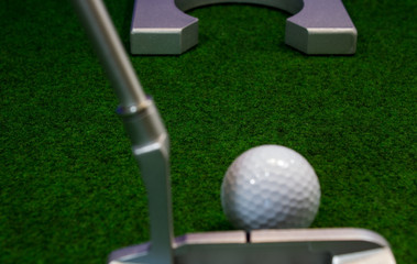 Obraz premium Artificial turf in front of the mini golf hole