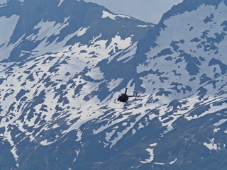 Hubschrauber vor Hochgebirge © Ralf Blechschmidt