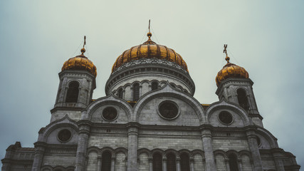 Fototapeta na wymiar Golden domes of a Christian temple in Russia, a full-length temple. The Church of the Christian Church is a monument of Russian spiritual and religious architectural tradition and Orthodoxy.