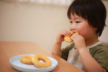 ドーナツを食べる男の子