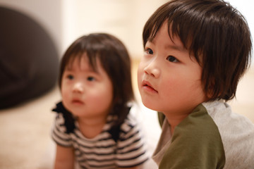 テレビを観る子供たち