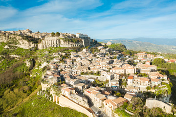 Borgo di Gerace, in Calabria. Vista aerea con drone della città delle case e delle chiese.