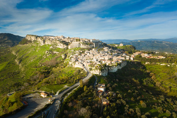 Borgo di Gerace, in Calabria. Vista aerea con drone della città delle case e delle chiese.