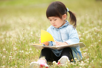 本を読む女の子