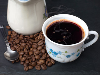 café en grain avec tasse de café chaud
