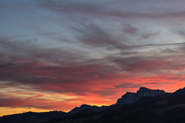 Fototapeta na wymiar Morgenröte über den Bergen
