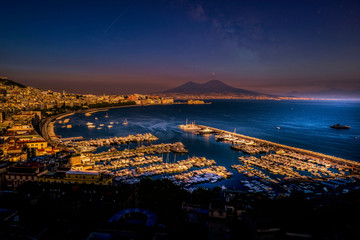 Blick über Neapel und den Vesuv bei Sonnenuntergang
