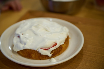 ケーキの土台・苺・生クリーム・アップ