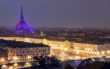 Naklejka premium Beautiful busy city at night time with amazing lights and a big tower