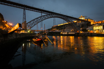 Fototapeta na wymiar The bridge of the old city of Porto. The streets of Porto at night. Portugal.