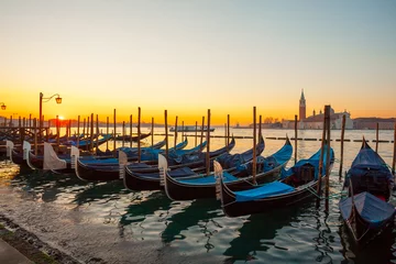 Photo sur Plexiglas Pont du Rialto Sunrise at Venice with gondola and island of st george view