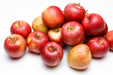 Frische rote Äpfel gestapelt auf grauen Hintergrund von oben